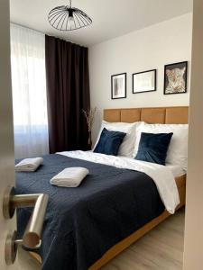 una camera da letto con un grande letto con due cuscini sopra di SkyNest B204 a Bratislava