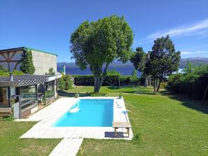 a swimming pool in a yard next to a house at hermosa casa a una cuadra del lago in San Carlos de Bariloche