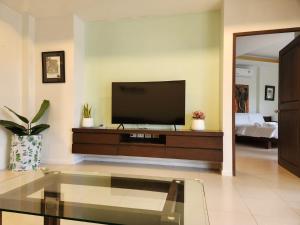 TV a/nebo společenská místnost v ubytování TSE Residence [by Samui Emerald]