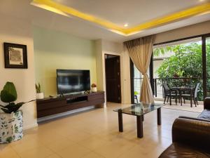TV a/nebo společenská místnost v ubytování TSE Residence [by Samui Emerald]