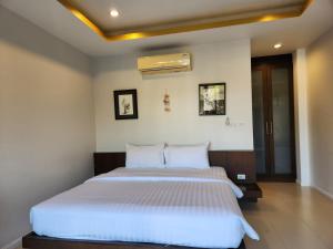 Postel nebo postele na pokoji v ubytování TSE Residence [by Samui Emerald]