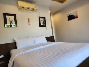 Postel nebo postele na pokoji v ubytování TSE Residence [by Samui Emerald]