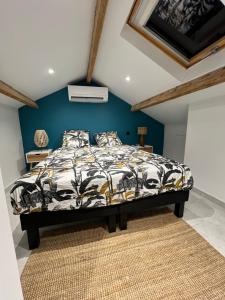 ein Schlafzimmer mit einem Bett und einer blauen Wand in der Unterkunft Coquette maison à 500 m de la plage du verdon à la couronne in Martigues