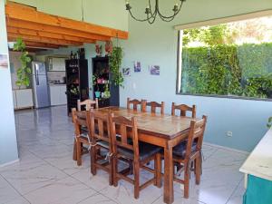 uma sala de jantar com uma mesa de madeira e cadeiras em hermosa casa a una cuadra del lago em San Carlos de Bariloche