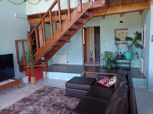 a living room with a couch and a staircase at hermosa casa a una cuadra del lago in San Carlos de Bariloche