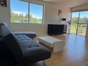 a living room with a couch and a tv at Casa shalet piriapolis 6 personas in Bella Vista