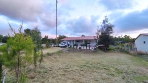 a small white house with a pink roof at Casa shalet piriapolis 6 personas in Bella Vista