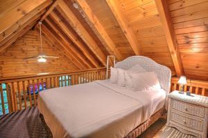 Un dormitorio con una cama en una cabaña de madera. en Apple Blossom Cabin by Amish Country Lodging, en Millersburg 12 fotos más
