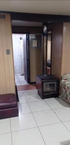 uma sala de estar com um fogão num quarto em CASA ISLA MOTA em Valdivia