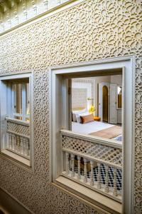 um reflexo de um quarto num espelho em Riad Glatt K em Marrakech