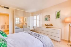 een witte slaapkamer met een bed en een badkamer bij Life El Presidente Penthouse Pool View in Estepona