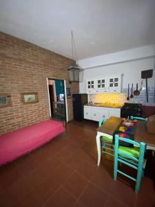 uma sala de estar com um sofá e uma parede de tijolos em Cerro Chico em Villa Cura Brochero