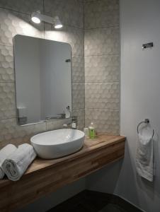 y baño con lavabo blanco y espejo. en Celenya Hôtel, en Toulon