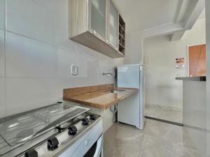 Küche/Küchenzeile in der Unterkunft Vista do Mar com AR Garagem E Varanda