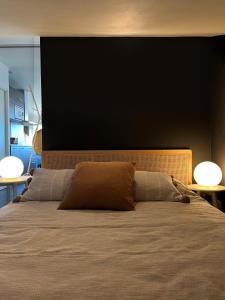 um quarto com uma cama com dois candeeiros em Appartement sur le port vue Mer em Bandol