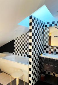 uma casa de banho com uma banheira e um lavatório em Appartement sur le port vue Mer em Bandol