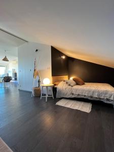 een slaapkamer met een groot bed en een tafel bij Appartement sur le port vue Mer in Bandol