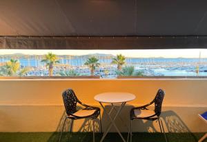 Balkoni atau teres di Appartement sur le port vue Mer