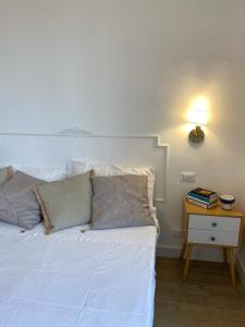 sypialnia z białym łóżkiem i stolikiem w obiekcie Casa Gaeta w mieście Gaeta