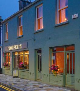 un edificio azul al lado de una calle en Topper's Rooms Guest Accommodation, en Carrick on Shannon