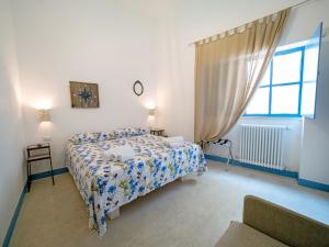 sypialnia z łóżkiem i oknem w obiekcie La Naca sul Mare - Suite w mieście Nardò