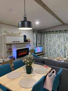 salon ze stołem i kanapą w obiekcie Coastal caravan with superb view w mieście Bembridge