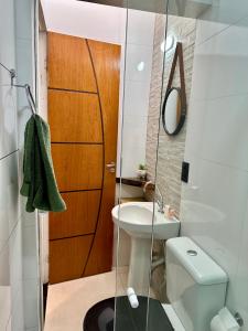 LOFT IGUASSU FALLS *GARAGEM* في فوز دو إيغواسو: حمام صغير مع حوض ومرحاض