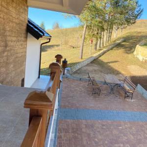 un portico con due panche su un patio in mattoni di Zvezda 2 Zlatar a Nova Varoš