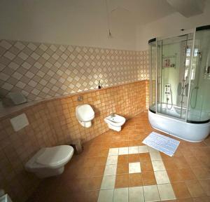 a bathroom with two toilets and a shower and a sink at Dom Kawalera Ściborzyce Małe 35 in Sciborzyce Małe
