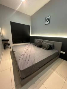 ein Schlafzimmer mit einem großen Bett in einem Zimmer in der Unterkunft Infinity Pool Netflix 100Mbps apartment in Shah Alam