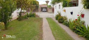 un jardin avec un chemin menant à une porte dans l'établissement Hospedaje LA LUCIA, à Almafuerte