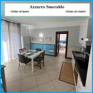 セストリ・レヴァンテにあるAppartamenti Azzurro Smeraldoのキッチン、ダイニングルーム(テーブル、椅子付)