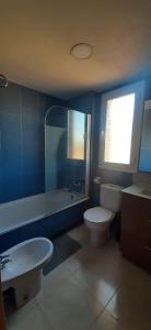 uma casa de banho com um WC, uma banheira e um lavatório. em Precioso Piso Barcelona em Santa Coloma de Cervelló