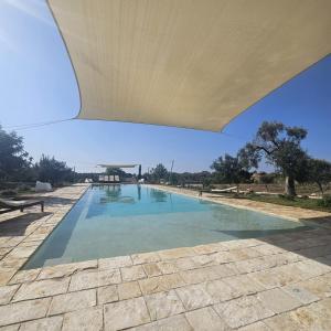 Bazén v ubytování Masseria a libeccio nebo v jeho okolí