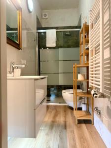 uma casa de banho com uma banheira e um lavatório em Serenity B&B em Brescia