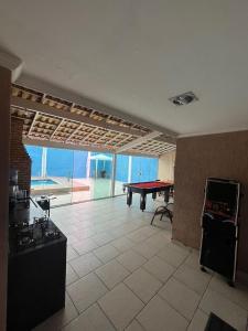 una sala de estar con mesa de ping pong. en Casa para temporada super confortável 6km praia do forte Cabo Frio, en Cabo Frío