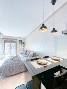 - un salon avec une table et un canapé dans l'établissement New apartement next carre eden, à Marrakech