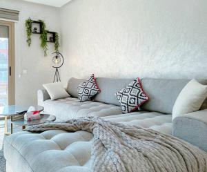 - un salon avec un canapé et une table dans l'établissement New apartement next carre eden, à Marrakech