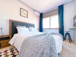 - une chambre avec un grand lit et une fenêtre dans l'établissement New apartement next carre eden, à Marrakech