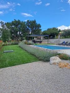 un jardín con piscina y un pabellón en Villa Meliora, en Vižinada
