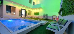 una piscina in una stanza con sedia e vasca di اوس الحجاز a Rayyis