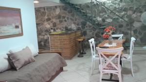 een kamer met een bank en een tafel met stoelen bij El Rinconcito de la Selva in La Calera