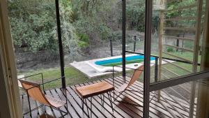 een balkon met uitzicht op een zwembad bij El Rinconcito de la Selva in La Calera