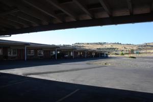 een lege parkeerplaats voor een gebouw bij A-1 Budget Motel in Klamath Falls