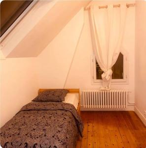 Ένα ή περισσότερα κρεβάτια σε δωμάτιο στο Villa rustique,saint-Joseph Enghien