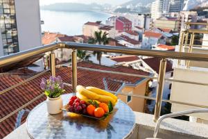 un piatto di frutta su un tavolo sul balcone di Hotel La mer a Budua