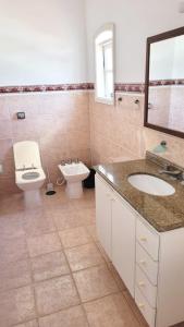 y baño con lavabo, aseo y espejo. en Pousada Genesis Guaruja, en Guarujá