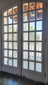 uma porta aberta com janelas num quarto em Pousada Genesis Guaruja no Guarujá