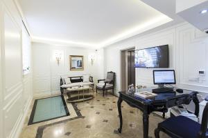 Uma TV ou centro de entretenimento em Perla Galata Hotel