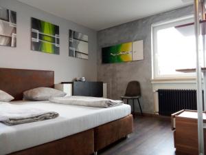 MitZeit 2 -95qm inclusive Balkon tesisinde bir odada yatak veya yataklar